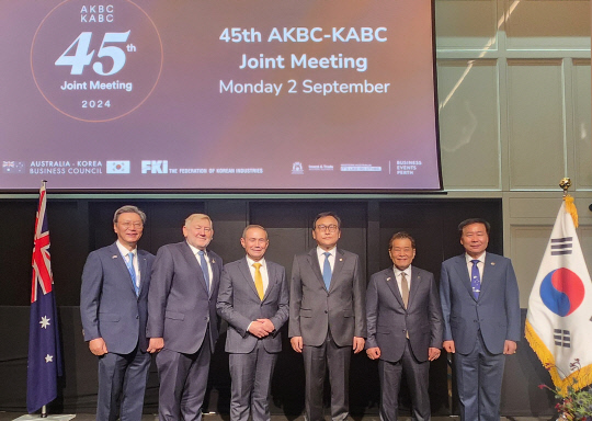 김창범(왼쪽부터) 한국경제인협회 부회장, 마틴 퍼거슨 호-한경협위 위원장, 로저 쿡 서호주 총리, 정인교 산업부 통상교섭본부장, 장인화 한-호경협위 위원장(포스코 회장), 심승섭 주호주한국대사가 2일 호주 퍼스에서 열린 제45차 한-호주 경제협력위원회에서 기념사진을 찍고 있다. 한경협 제공